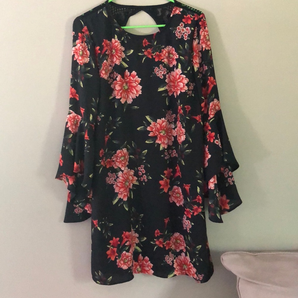 NWOT❤️ women’s black floral dress w/ keyhole back